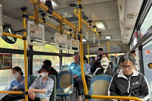 Xăng, dầu tăng giá, người dân ưu tiên lựa chọn phương tiện công cộng