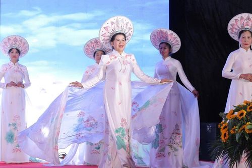 NTK Lanise đưa di sản nghìn năm hồi sinh trên tà áo dài