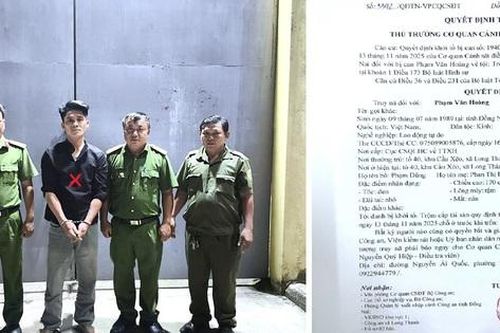 Thấy 'quen' khi đi qua nhau, người dân nhanh trí phát hiện đối tượng truy nã