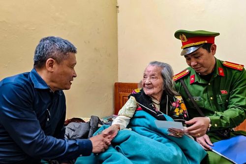 Đi từng ngõ, rà từng nhà, phát thẻ cử tri đến tận tay người dân