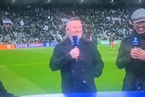 Rooney bật cười khi Liverpool thua trận