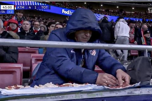 CĐV Atletico ung dung làm bánh mì trên khán đài