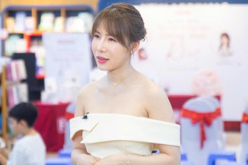 Nữ y tá 'viết cho những ngày không dám khóc'
