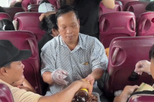 Đại gia đình miền Tây chi 80 triệu đồng, trải bạt ăn dọc đường du xuân