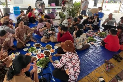 Đại gia đình 45 người mang 100 ổ bánh mì, 30 kg lạp xưởng đi du xuân