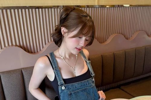 'Túi Chanel trên người' bạn gái tin đồn HIEUTHUHAI