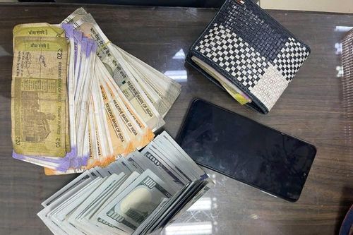 Bỏ quên balo 5.000 USD ở sân bay, du khách bất ngờ nhận lại