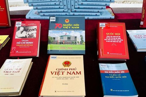 Trưng bày 300 tư liệu sách, báo về Quốc hội Việt Nam trong tiến trình đổi mới