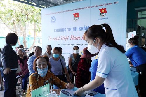 Hội Thầy thuốc trẻ Việt Nam khám bệnh, tặng quà người dân TP.HCM