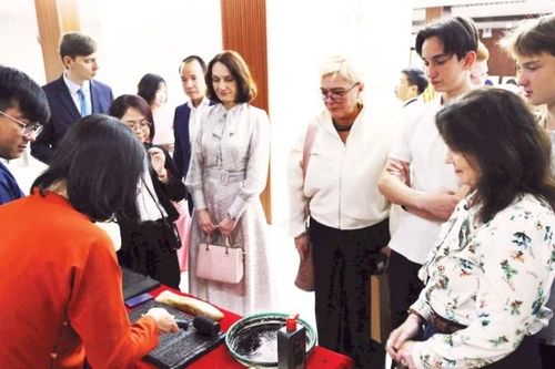 Đưa di sản đến với thế hệ trẻ