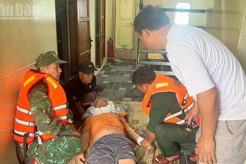 Đồn Biên phòng Cửa khẩu cảng Vũng Rô kịp thời cứu thuyền viên bất tỉnh trên biển