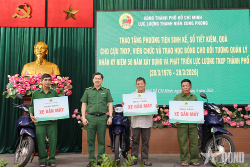 Lực lượng Thanh niên xung phong TP Hồ Chí Minh trao tặng các phương tiện sinh kế, sổ tiết kiệm
