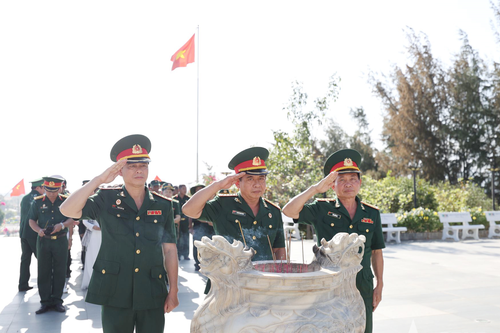 Cụm thi đua 2 (Hội CCB tỉnh Khánh Hòa) dâng hương tại Khu tưởng niệm các chiến sĩ Gạc Ma