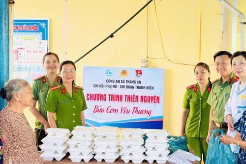 Ấm áp chương trình 'Bữa cơm yêu thương'