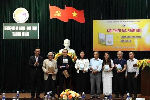 Ra mắt hai tuyển tập thơ về quê hương và con người xứ Quảng