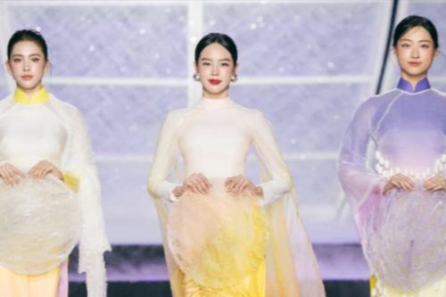 Hoa hậu Việt Nam Huỳnh Thị Thanh Thủy, Trần Tiểu Vy 'đọ sắc' với Lương Thùy Linh trong áo dài lụa của NTK Trung Đinh