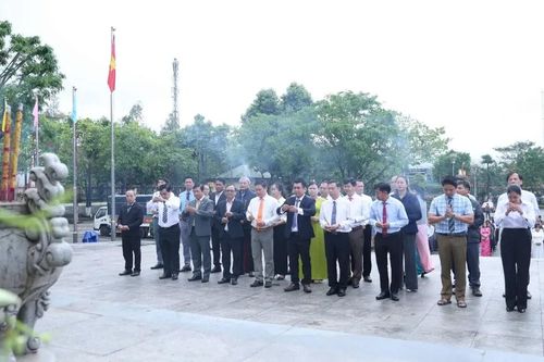 Dâng hoa, dâng hương kỷ niệm 81 năm Khởi nghĩa Ba Tơ