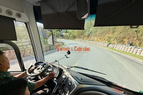 Cận cảnh cuộc 'đại phẫu' xe khách giường nằm trên cung đường đèo dốc