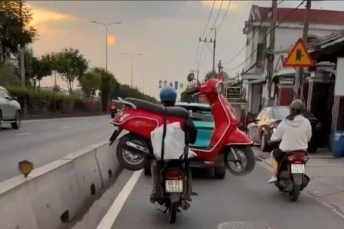 Xe máy 'cõng' xe máy 'tiết kiệm xăng' hay vi phạm giao thông nghiêm trọng?