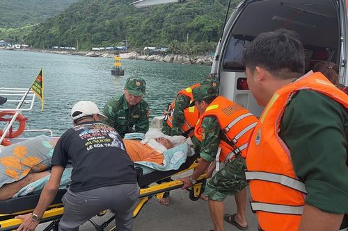 Đồn Biên phòng cửa khẩu cảng Vũng Rô kịp thời cứu nạn thuyền viên bất tỉnh trên biển