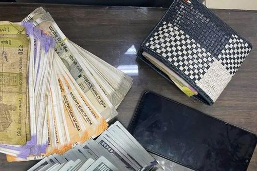 Du khách bỏ quên balo chứa nhiều tiền tại sân bay Đà Nẵng