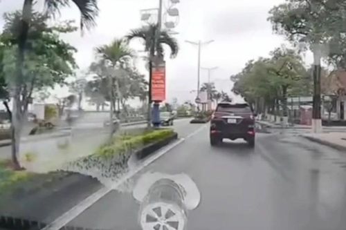 Xác minh ô tô bật đèn cảnh báo nhưng nhiều lần 'khóa lối' xe phía sau