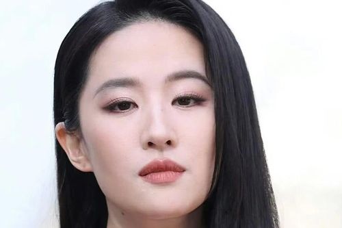 Lưu Diệc Phi lép vế