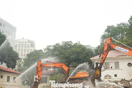 Phá dỡ công trình phía Đông hồ Hoàn Kiếm, liên tục phun nước dập bụi