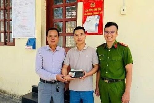 Nhặt được 18 triệu đồng, người đàn ông giao lại công an nhờ tìm người đánh rơi