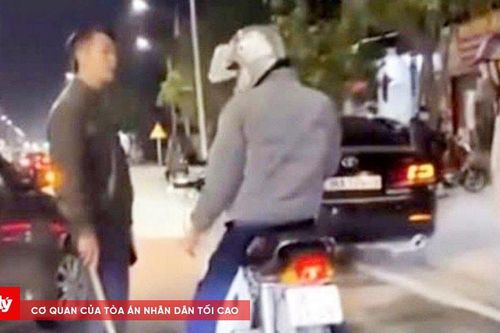 Tài xế ô tô chặn đường, dùng gậy 'tác động' người đi xe máy