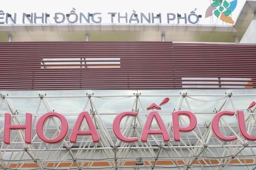 Nam sinh rơi vào tình thế nguy hiểm khi nằm võng ăn bánh