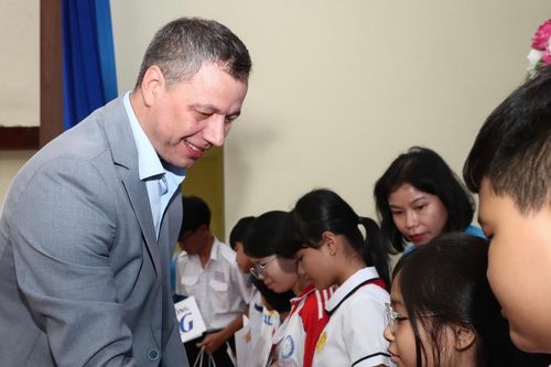 150 học sinh hiếu học vượt khó ở TPHCM nhận học bổng Nguyễn Đức Cảnh