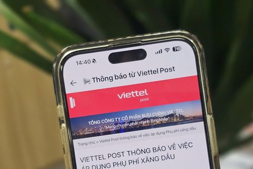 Giá xăng dầu tăng cao, doanh nghiệp chuyển phát thu phụ phí 5-17%