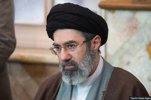 Iran nói lãnh tụ tối cao 'vẫn an toàn', tàu đi qua eo biển Hormuz bị tập kích