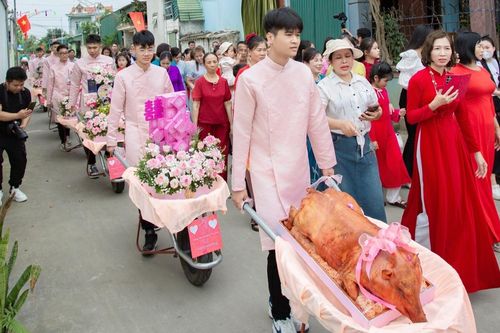Chú rể Thanh Hóa đến ăn hỏi bằng 9 xe rùa, bố mẹ cô dâu reo hò vì 'lạ'