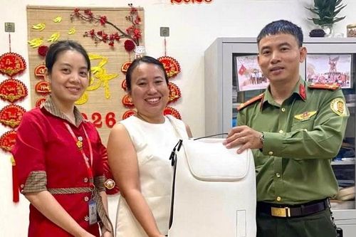 Trao trả tài sản gần 150 triệu đồng cho du khách Ấn Độ bỏ quên ở sân bay Đà Nẵng