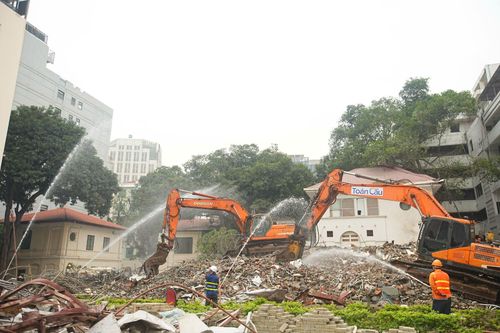 Phun nước chống bụi khi phá dỡ công trình phía Đông hồ Hoàn Kiếm