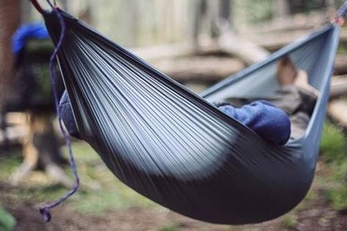 Nằm võng ăn bánh theo cách lạ, nam sinh khiến cộng đồng mạng thót tim