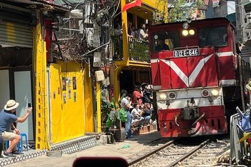 Bất chấp lệnh tháo dỡ, cà phê đường tàu Hà Nội vẫn tấp nập khách Tây
