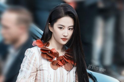 Lưu Diệc Phi khoe mái tóc dài suôn mượt khi đến Tuần lễ thời trang Paris