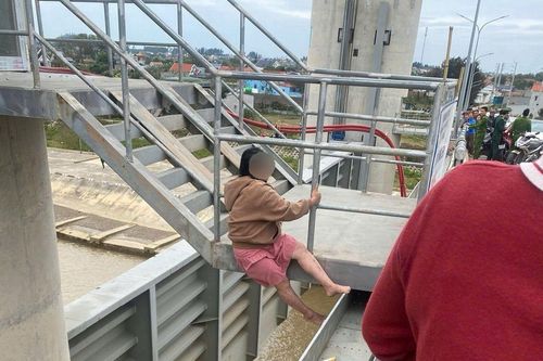 Thai phụ có tâm lý bất ổn trên cầu Cống Lèn, gay cấn khoảnh khắc lực lượng chức năng giải cứu