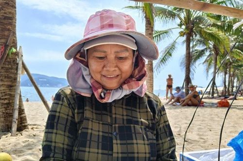 Nha Trang: Trải nghiệm thú vị cùng tiếng rao hoa quả 'viral' toàn cầu của dì Mai