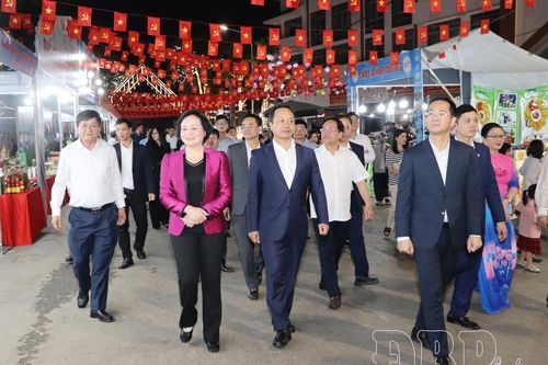 Phó Thủ tướng Chính phủ Phạm Thị Thanh Trà tham quan gian hàng trưng bày tại phố đi bộ Mường Thanh