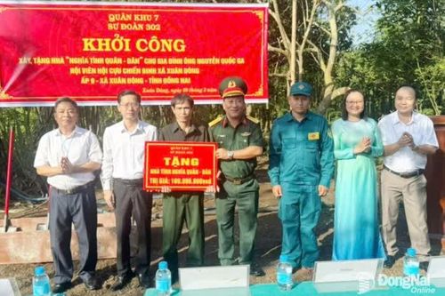 Trao tặng nhà nghĩa tình quân - dân