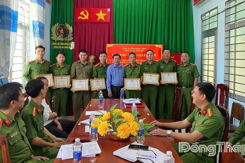 Công an xã Vĩnh Hựu được khen thưởng đột xuất vì khám phá nhanh vụ trộm dịp tết