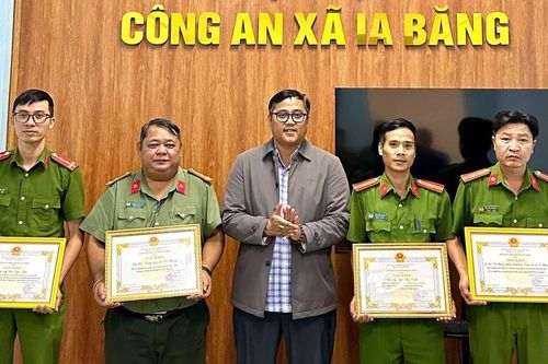 Ia Băng: Khen thưởng đột xuất tập thể, cá nhân có thành tích xuất sắc trong bảo đảm ANTT