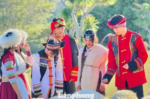 Du khách thích thú hóa thân thành người du mục như trong phim