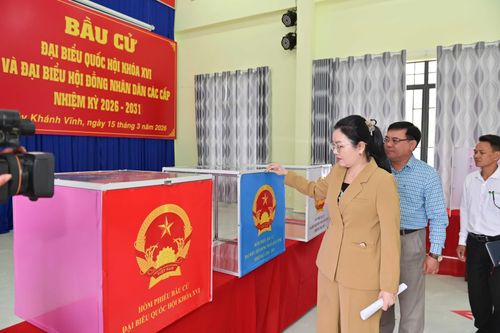 Phó Chủ tịch HĐND tỉnh Phạm Thị Xuân Trang kiểm tra công tác chuẩn bị bầu cử tại xã Tây Khánh Vĩnh