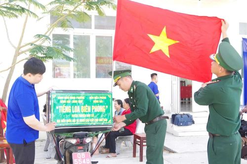 Đồn Biên phòng Đông Hải tuyên truyền bầu cử đến ngư dân