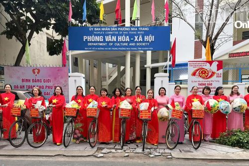 Phụ nữ góp sức cho ngày hội lớn